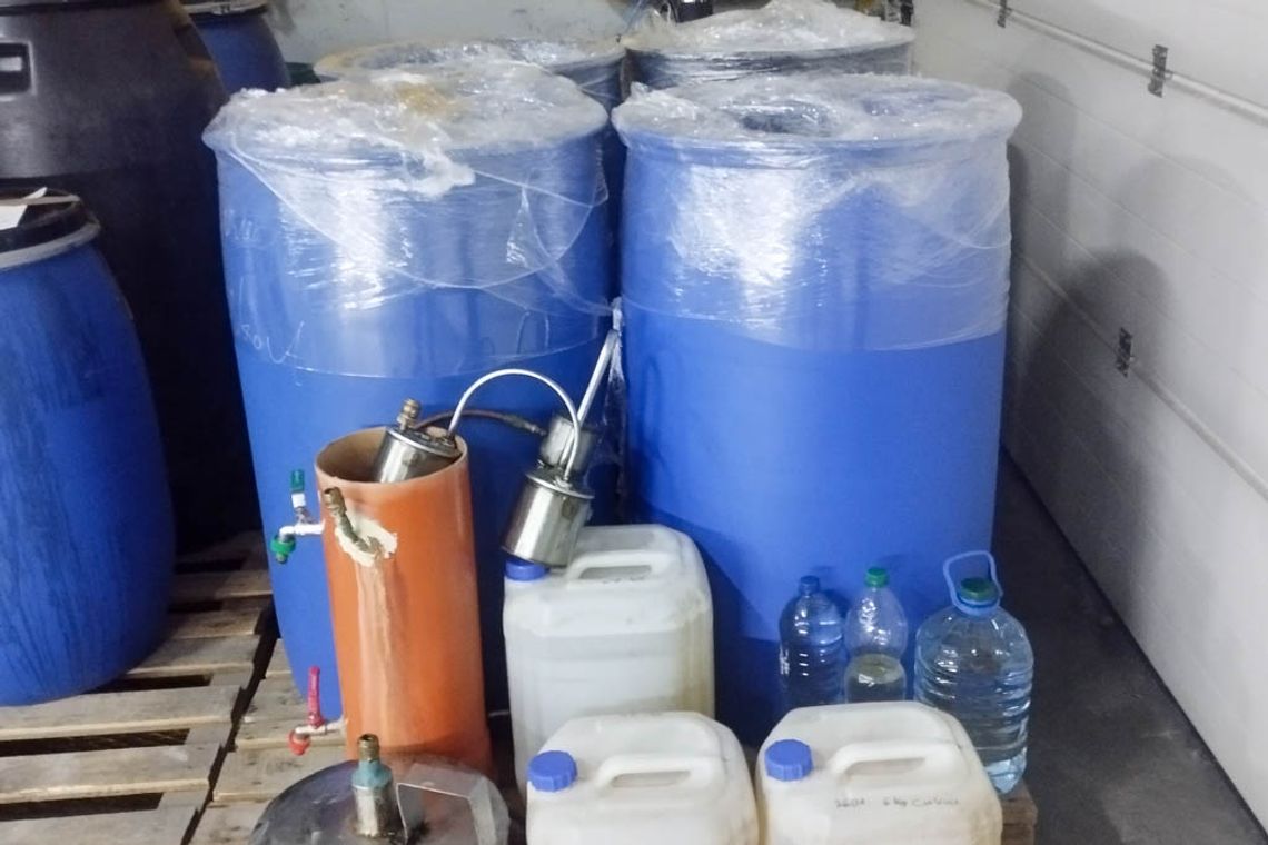 Produkował nielegalny alkohol na działkach. Funkcjonariusze znaleźli prawie 500 litrów zacieru Produkował nielegalny alkohol na działkach. Funkcjonariusze znaleźli prawie 500 litrów zacieru