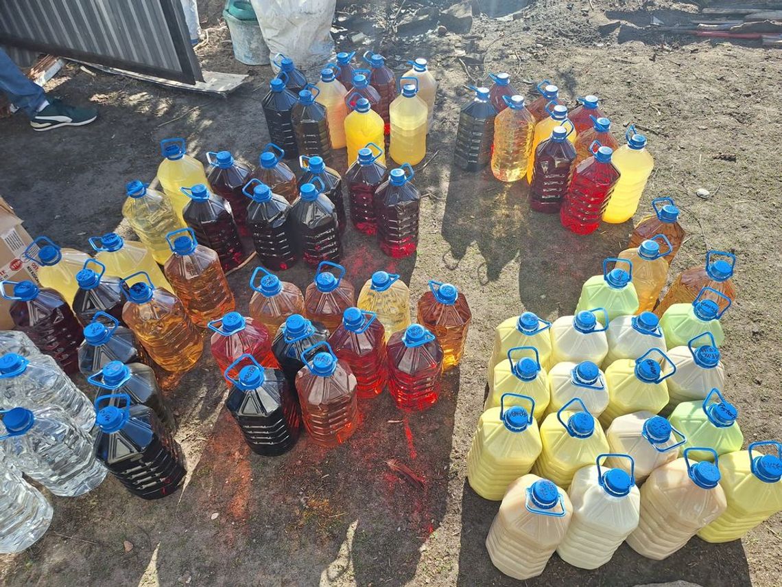 Robił różne kolorowe alkohole z nielegalnego spirytusu. Miał w domu linię produkcyjną