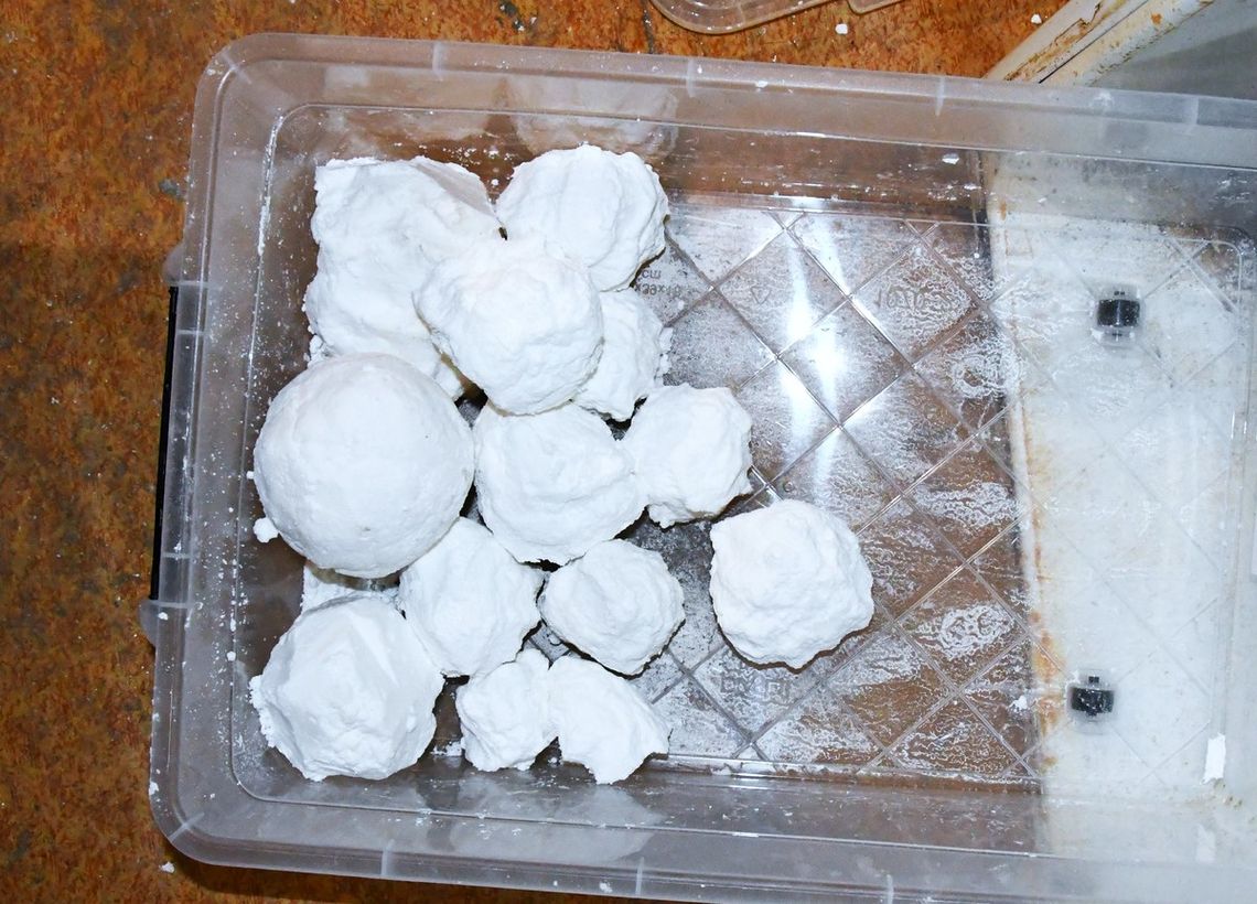 Produkowali i przetrzymywali w mieszkaniu duże ilości narkotyków. Dwaj dilerzy skończyli w areszcie