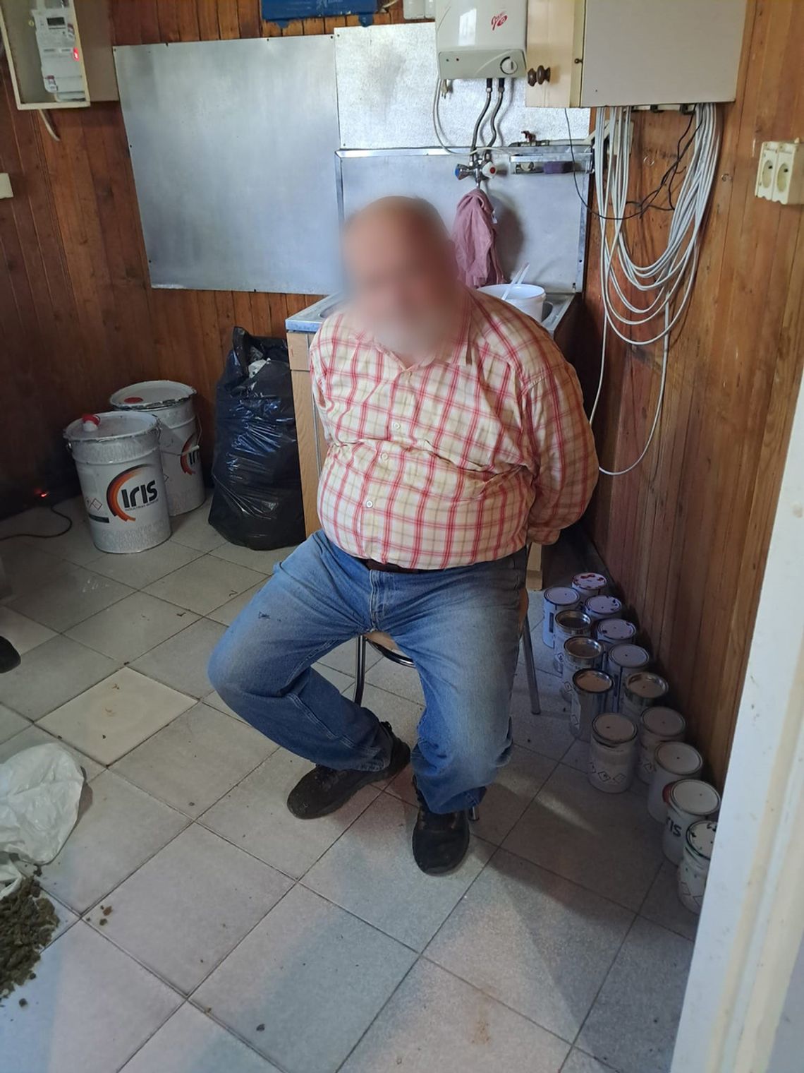 Profesjonalna plantacja konopi i kontrabanda w kamienicy. Policjanci przejęli 9 kg marihuany