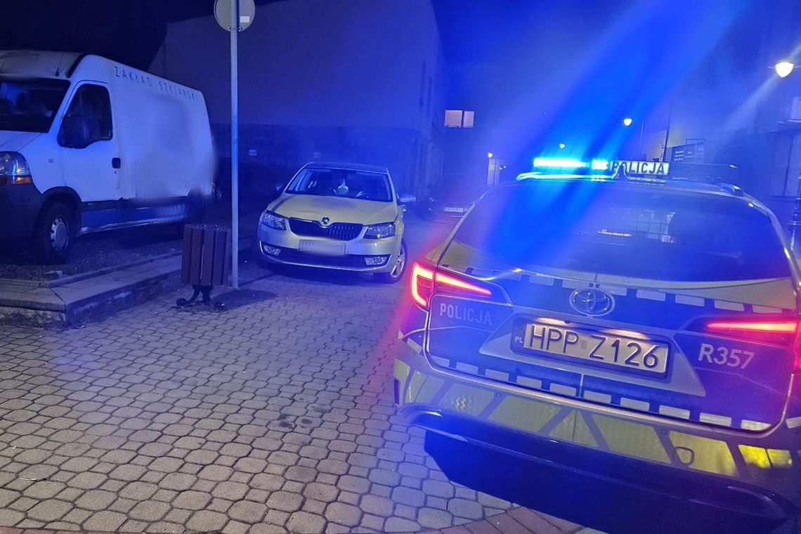 Prowadziła taksówkę z ponad 2 promilami. Kobieta wjeżdżała w zaparkowane auta