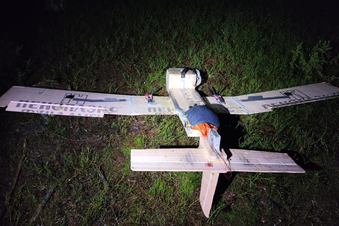 Prymitywny dron odnaleziony w lesie przy granicy z Białorusią. Przemytnicy szmuglowali nim papierosy Prymitywny dron odnaleziony w lesie przy granicy z Białorusią. Przemytnicy szmuglowali nim papierosy