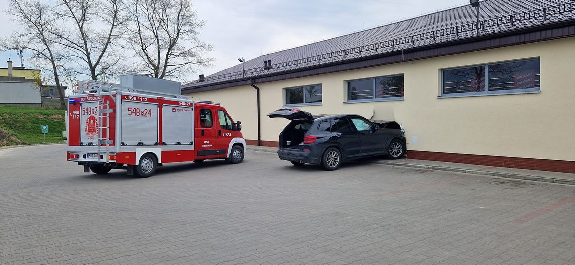 Przebił samochodem ścianę marketu. W środku runął regał z towarem