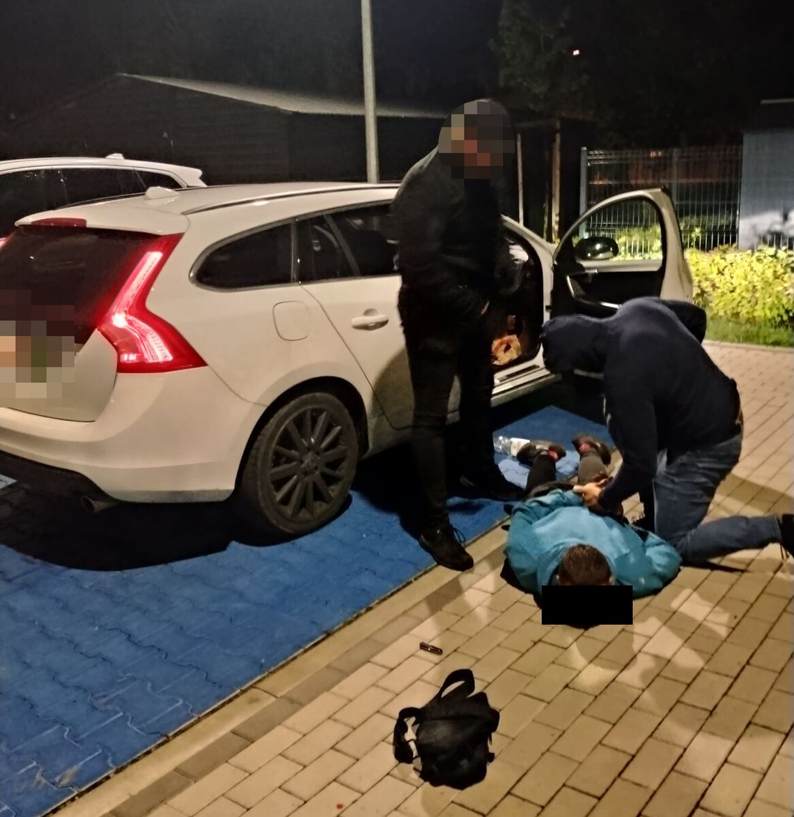 Przebrani za policjantów, z maskami na twarzach. Rozbity gang złodziei luksusowych samochodów Przebrani za policjantów, z maskami na twarzach. Rozbity gang złodziei luksusowych samochodów