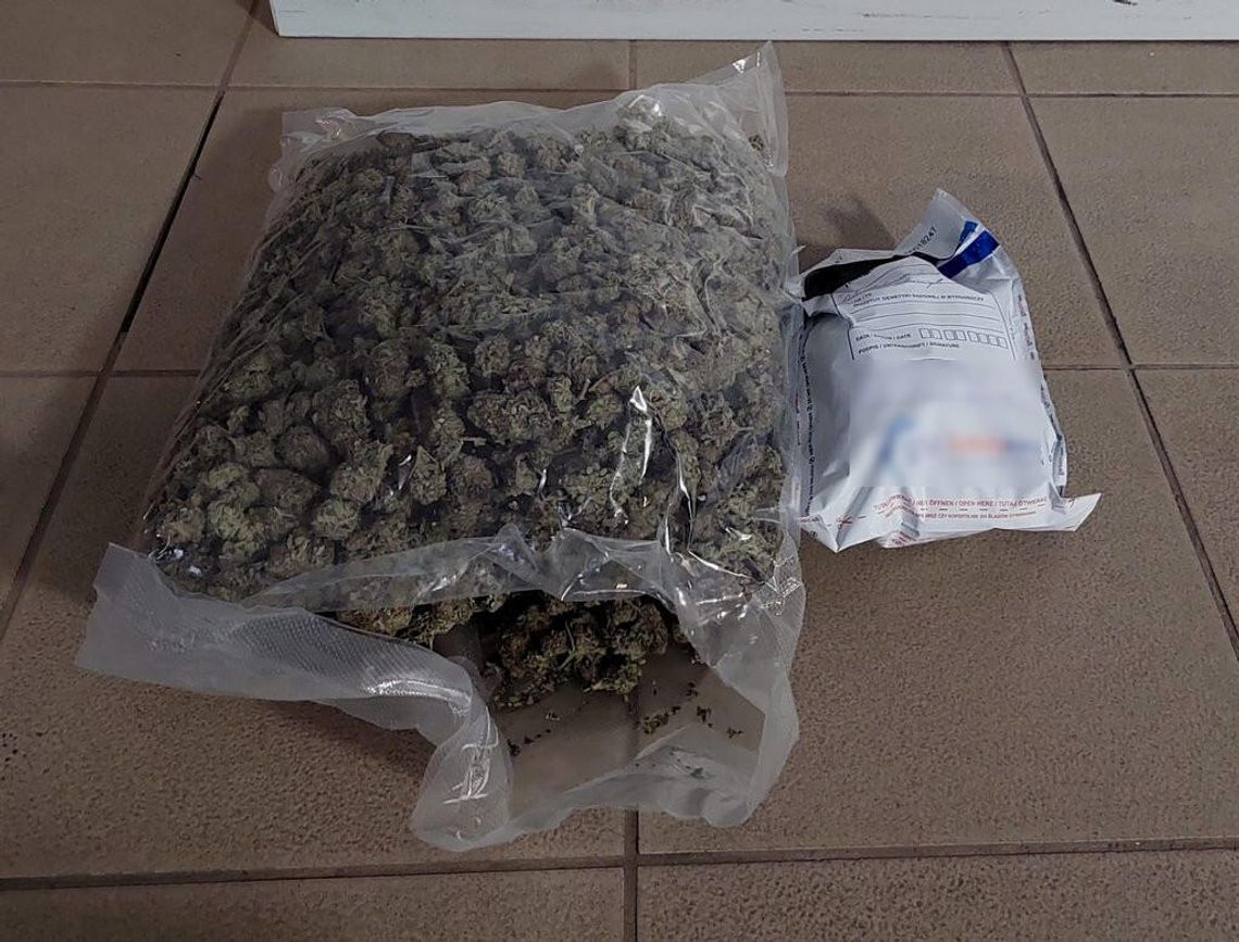 Przechodząc obok auta dzielnicowy wyczuł marihuanę. Powiadomił kolegów, a ci zatrzymali dilera