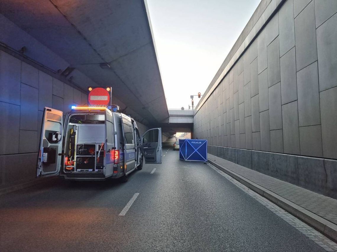 Przechodził przez trasę, spadł na jezdnię w tunelu. Chwilę później przejechała po nim taksówka