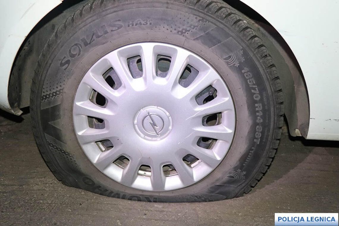 Przeciął nożem opony w dziewięciu autach i groził przechodniowi. Mężczyzna został obezwładniony przez policję