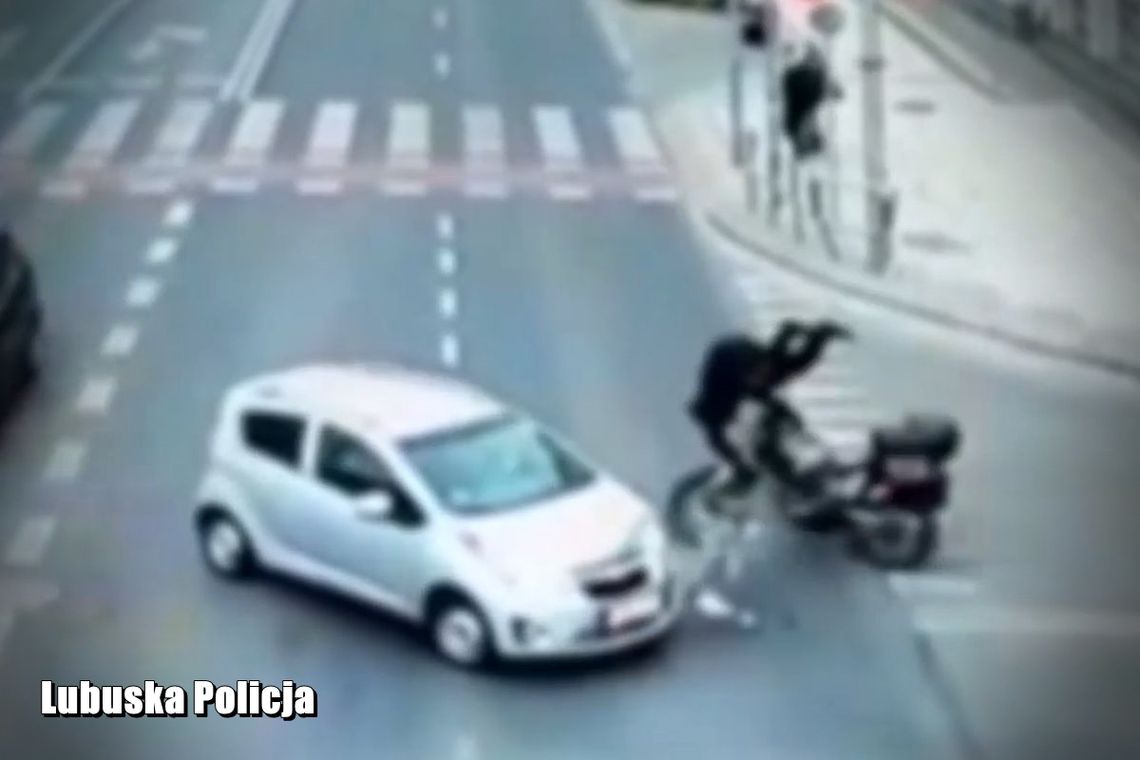 Przecięła drogę motocykliście. Doszło do bardzo groźnie wyglądającego wypadku. WIDEO