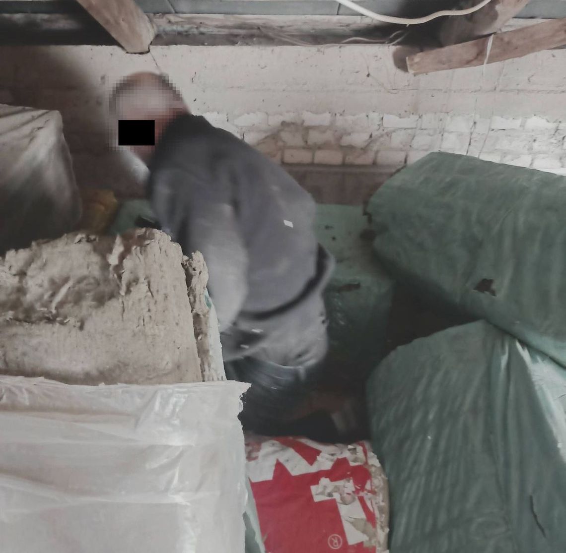 Przed policjantami ukrył się pod stosem wełny mineralnej. Kryminalni nie dali się oszukać