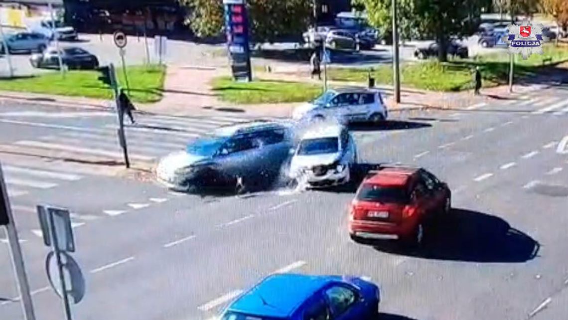 Przejechał na czerwonym i doprowadził do kraksy. Za kierownicą 79-latek Przejechał na czerwonym i doprowadził do kraksy. Za kierownicą 79-latek