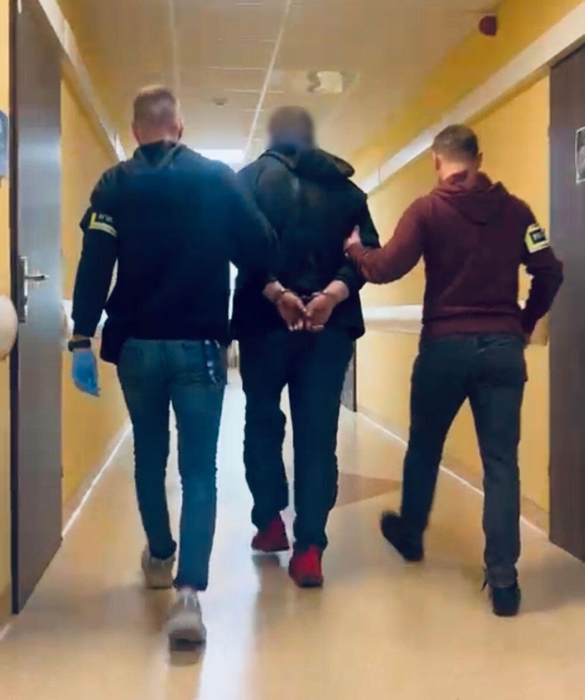 Przejechał na czerwonym i wpadł. Pijany kierowca miał zakaz, narkotyki i karę więzienia do odbycia Przejechał na czerwonym i wpadł. Pijany kierowca miał zakaz, narkotyki i karę więzienia do odbycia