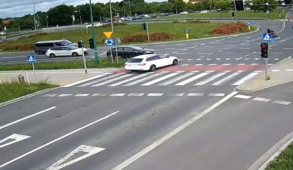 Przejechał na czerwonym i zderzył się na rondzie z kierowcą bez prawa jazdy