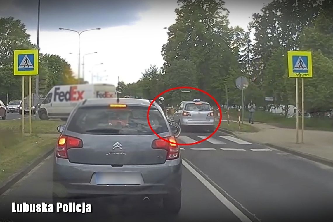 Przejechał przed kobietą prowadzącą rower. Groźna sytuacja na przejściu dla pieszych