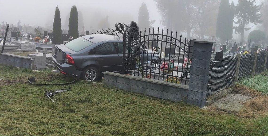 Przejechał przez skrzyżowanie i wpadł na cmentarz. Volvo zniszczyło pięć nagrobków