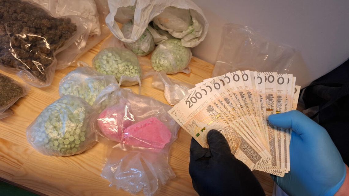 Przejęta rzadka „różowa kokaina” i kilogramy innych narkotyków. Kryminalni zatrzymali dwie osoby