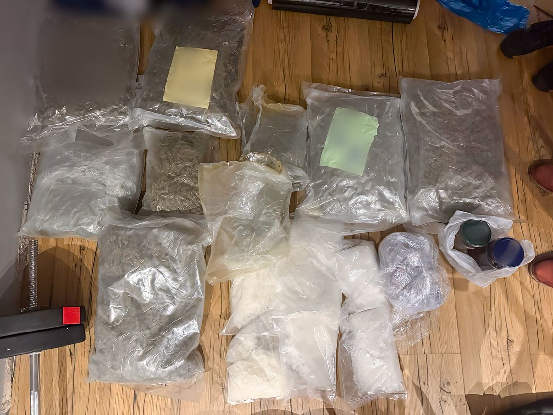 Przejęto 25 kg narkotyków wartych 1,2 mln zł. CBŚP zatrzymało znanego rapera Przejęto 25 kg narkotyków wartych 1,2 mln zł. CBŚP zatrzymało znanego rapera