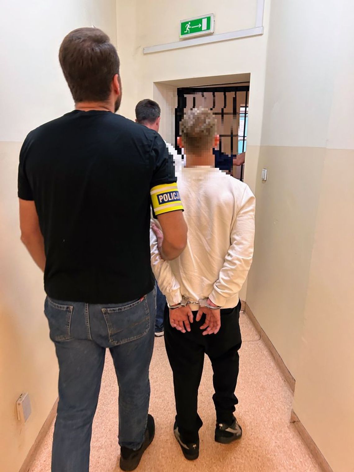 Przelewał oszustom ogromne sumy i dawał kasę w gotówce. Policja zatrzymała 21-latka, który odebrał 100 tysięcy
