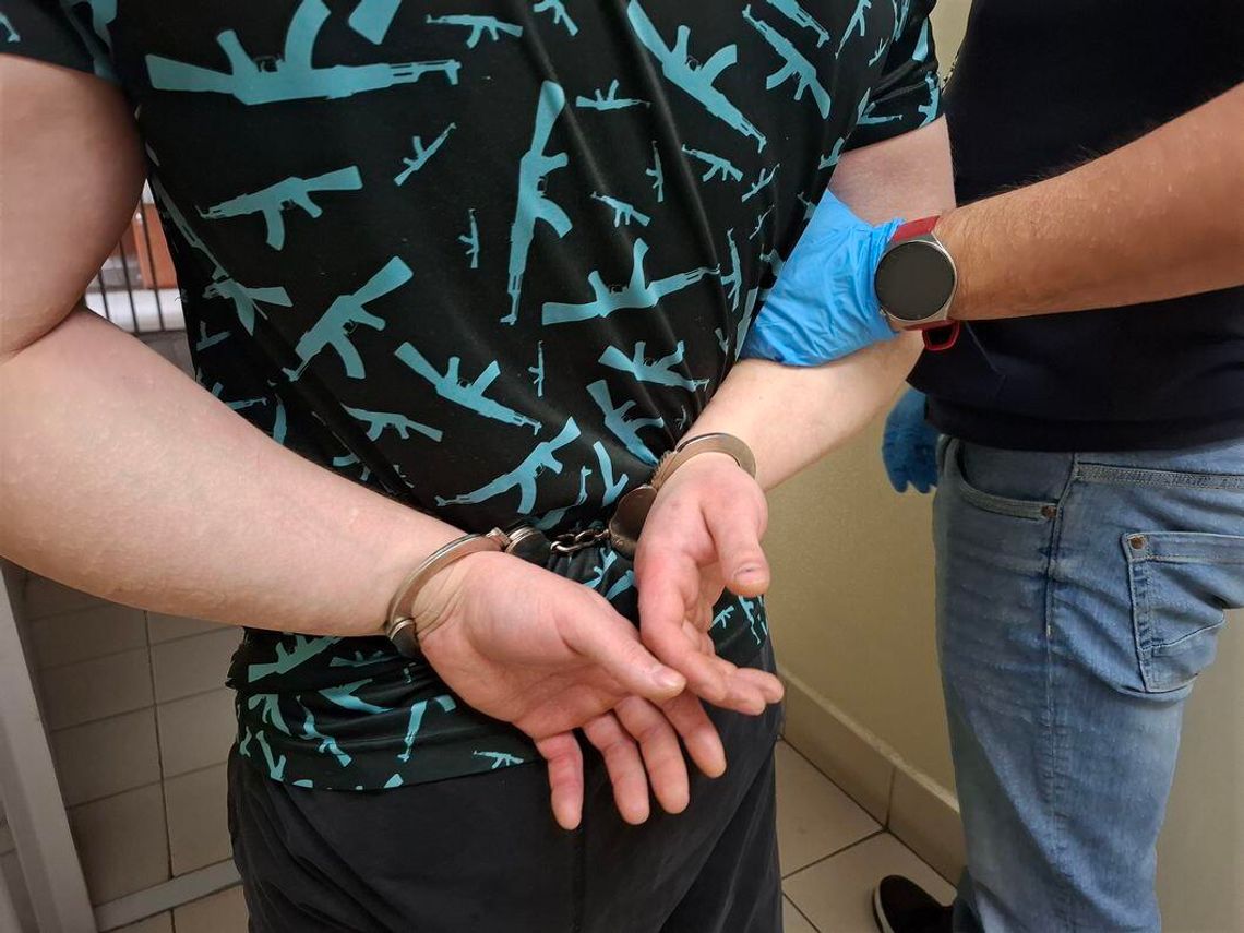 Przemocą weszli do mieszkania kobiety, spryskali ją gazem i pobili syna. Policja zatrzymała trzech mężczyzn Przemocą weszli do mieszkania kobiety, spryskali ją gazem i pobili syna. Policja zatrzymała trzech mężczyzn