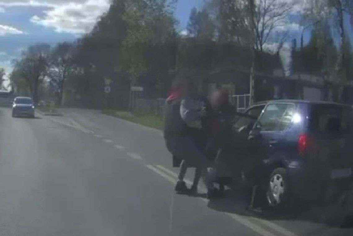 Przemocą wyciągnął kobietę z samochodu, a potem porzucił go przed nadjeżdżającym pociągiem