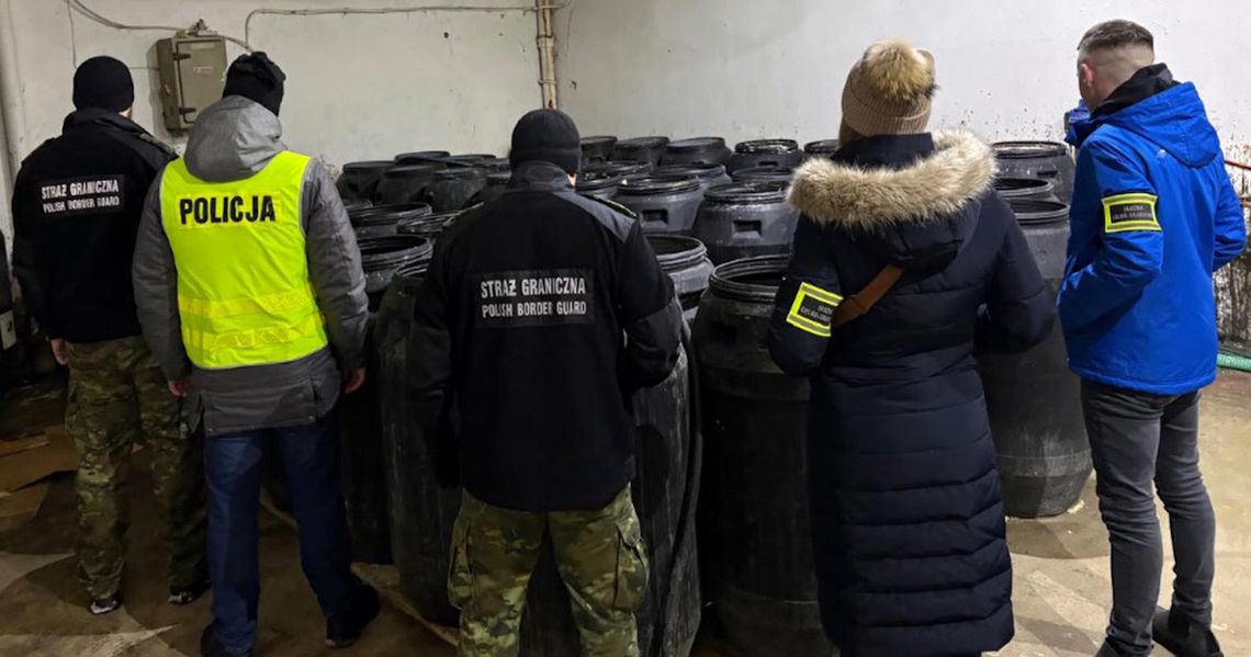 Przemysłowa linia do bimbru w wynajętych magazynach. Służby zaskoczone skalą procederu