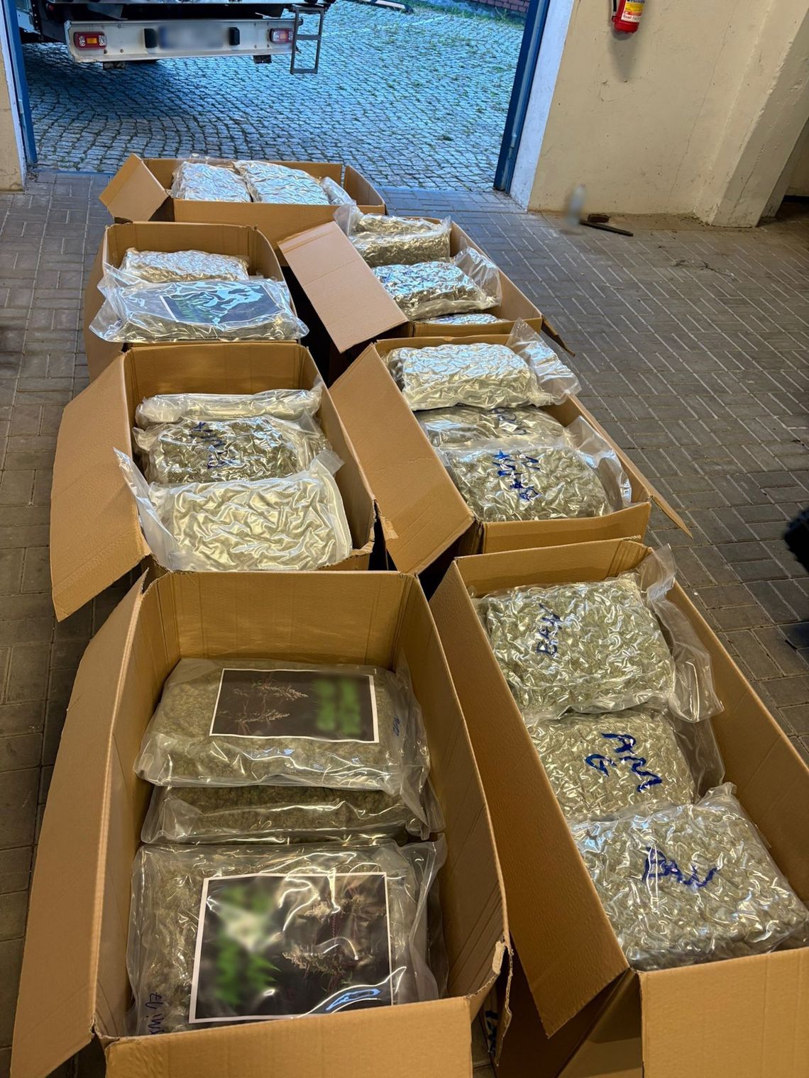 Przemyt marihuany z Hiszpanii do Polski. Służby zatrzymały dostawczaka ze 155 kilogramami narkotyku