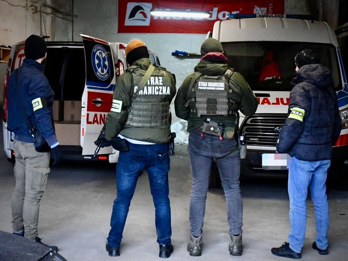 Przemytnicy wykazali się niezwykłą kreatywnością. Szmuglowali kontrabandę ambulansami Przemytnicy wykazali się niezwykłą kreatywnością. Szmuglowali kontrabandę ambulansami