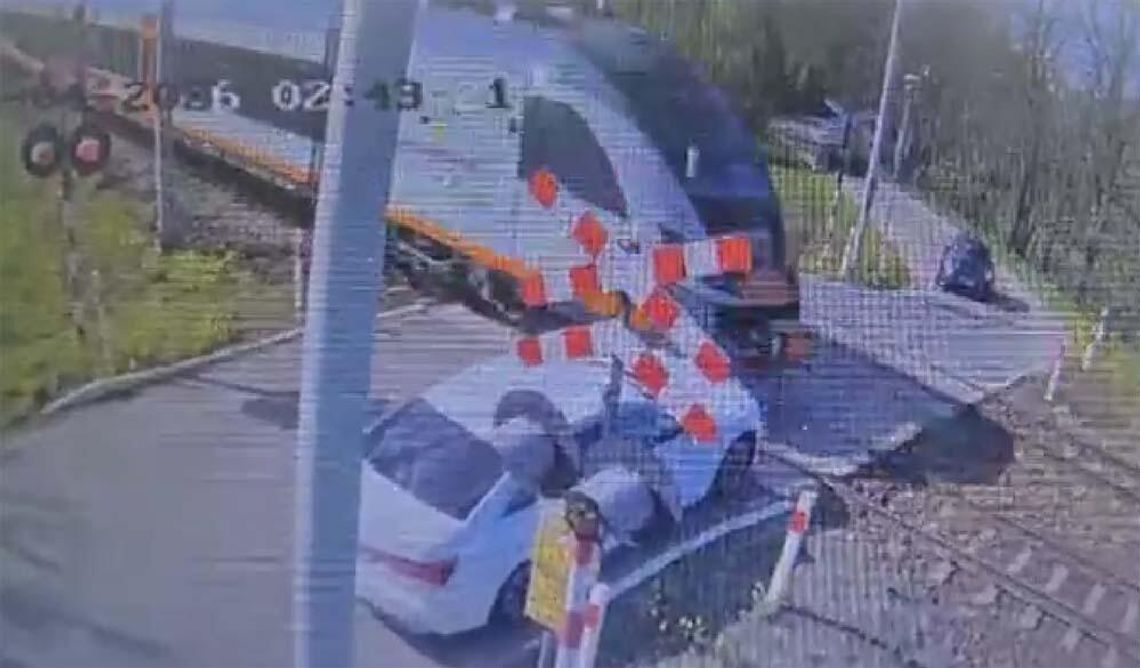 Przepuścił jeden pociąg i ruszył na czerwonym. Nie spodziewał się, że nadjeżdża kolejny