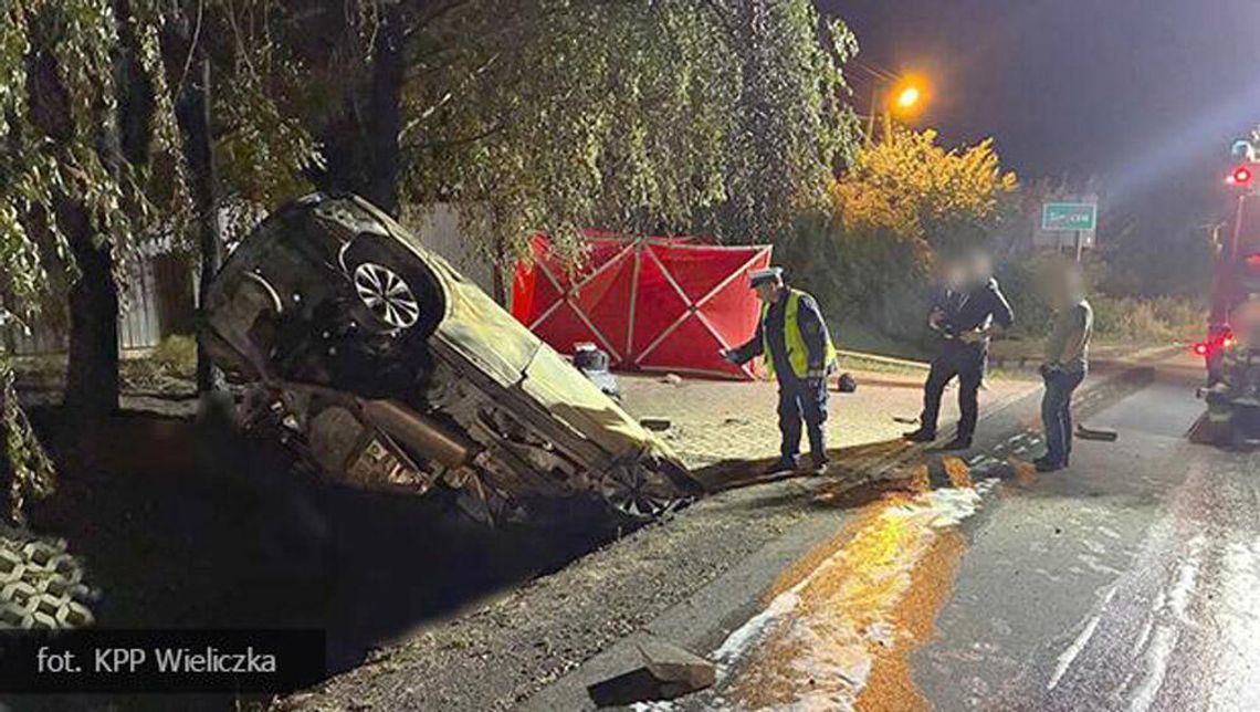 Przerażający wypadek. Samochód uderzył w przepust i stanął w ogniu. W płomieniach zginęło trzech mężczyzn