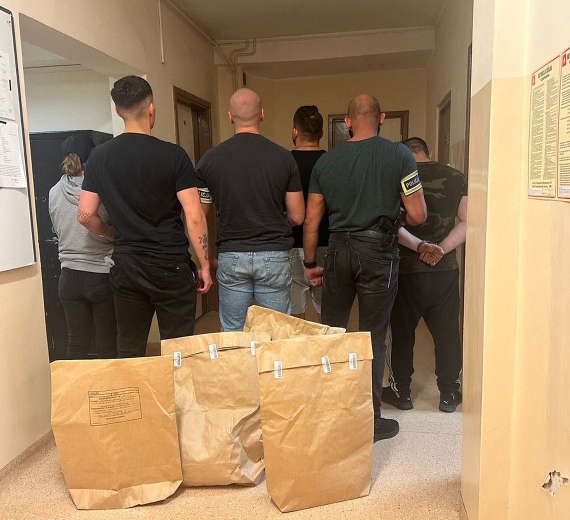 Przerwana transakcja narkotykowa na parkingu. Policja zatrzymała parę dilerów i ich klienta