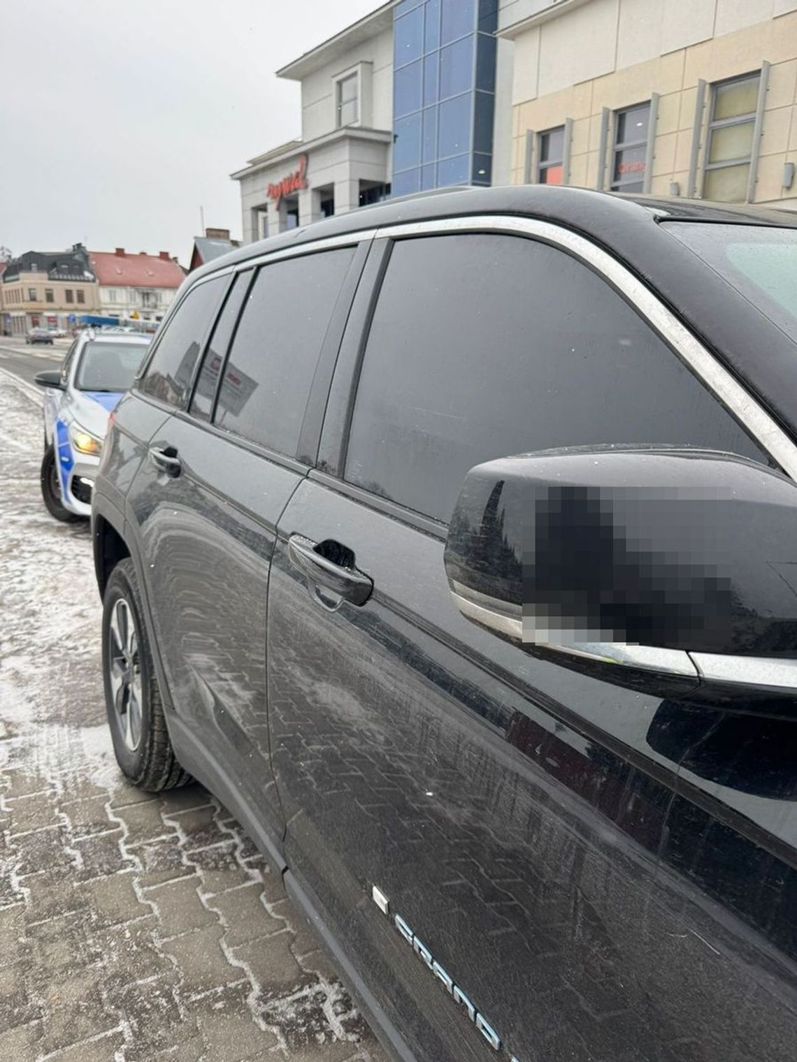 Przesadził z przyciemnianiem szyb. Kierowca Jeepa stracił dowód rejestracyjny i dostał mandat