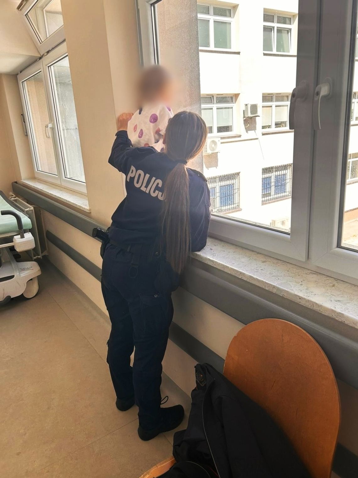 Przestraszona 2-latka uciekła uciekła z domu, w którym trwała libacja. 21-letnia matka była kompletnie pijana