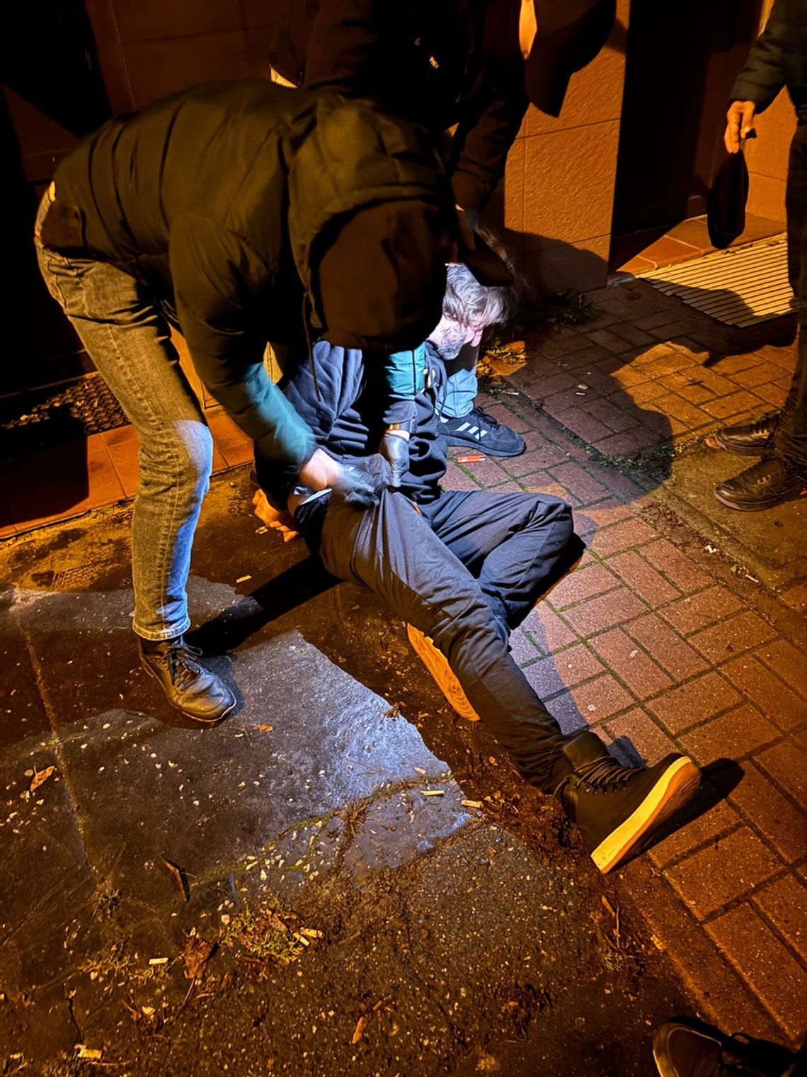 Przestraszona staruszka dała mu 87 tysięcy. "Odbierak" zatrzymany w hostelu. Nie miał już przy sobie pieniędzy Przestraszona staruszka dała mu 87 tysięcy. "Odbierak" zatrzymany w hostelu. Nie miał już przy sobie pieniędzy