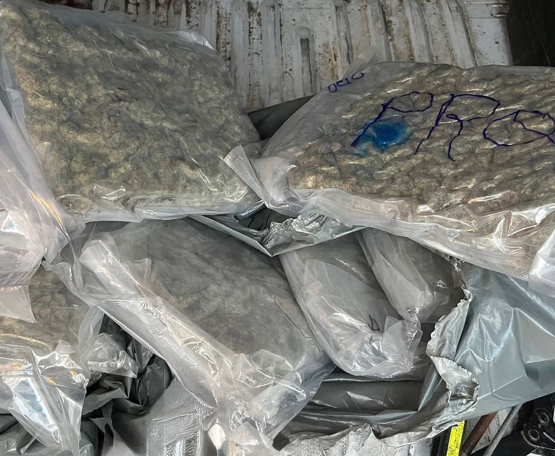 Przewoził na pace 10 kilogramów marihuany. Drogówka zatrzymała go przez zły stan pojazdu