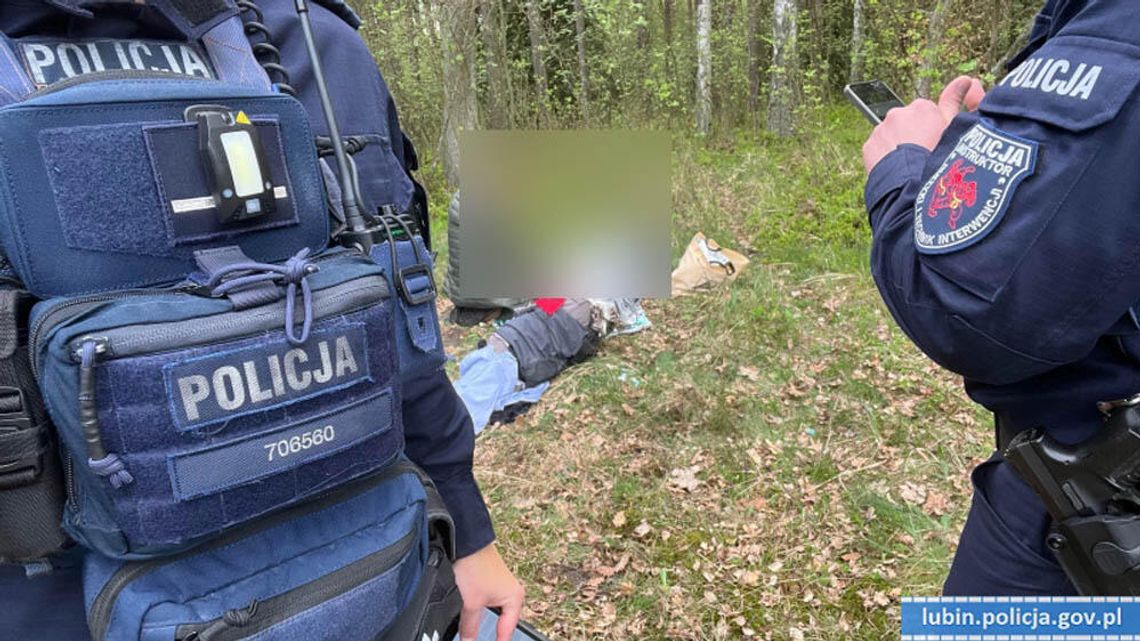 Przewrócił się w lesie i nie umiał wstać. Jego kobieta pobiegła po pomoc, a potem nie wiedziała, gdzie go zostawiła