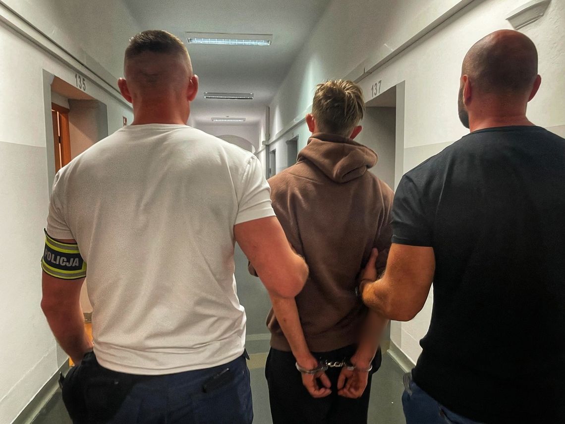 Przewrócił staruszka na chodnik i brutalnie go pobił. Potem próbował ukryć się w bagażniku samochodu