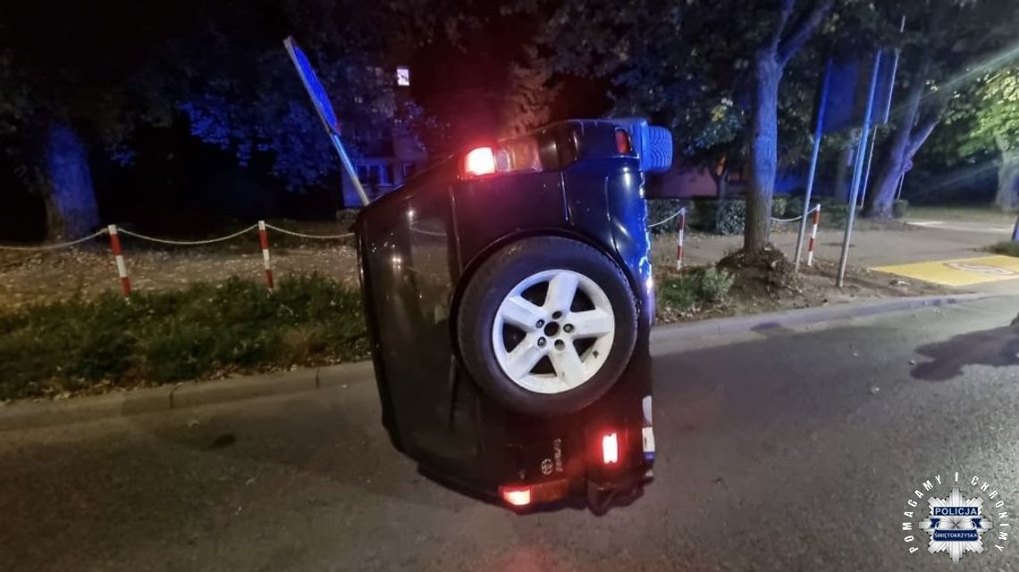 Przewrócona terenówka na środki ulicy. Kierowca miał blisko 2 promile, narkotyki i dwa zakazy prowadzenia Przewrócona terenówka na środki ulicy. Kierowca miał blisko 2 promile, narkotyki i dwa zakazy prowadzenia