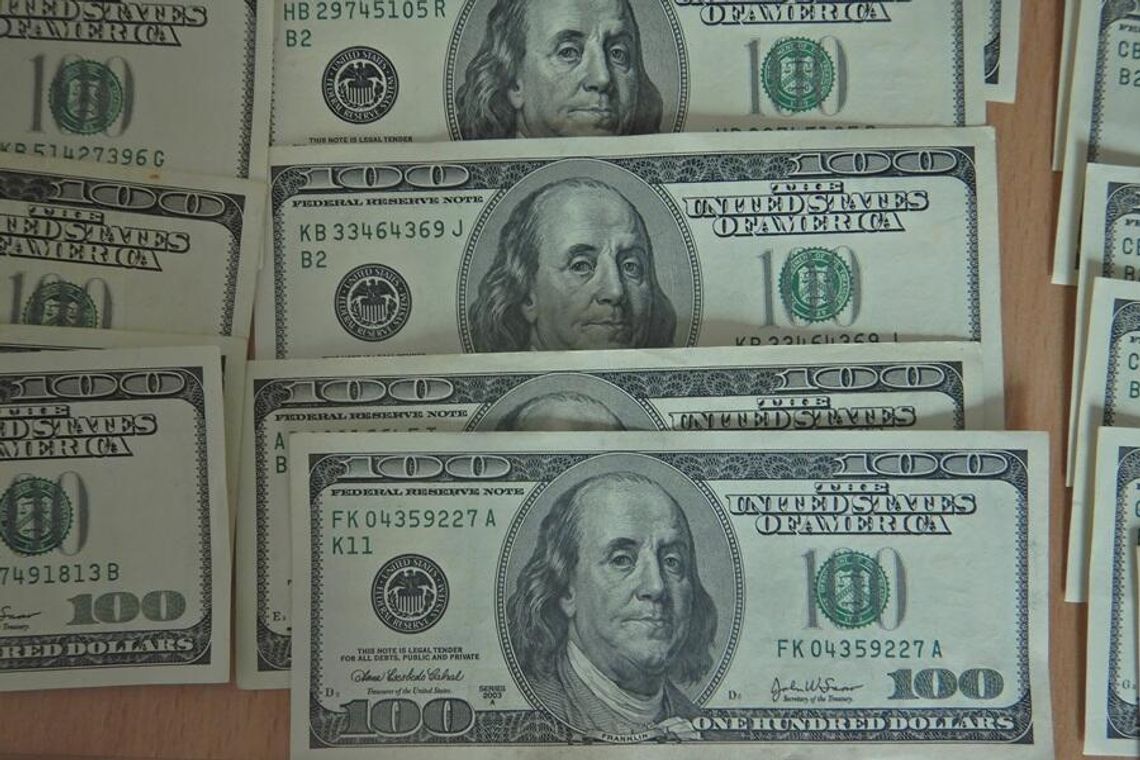 Przez granicę z niezgłoszoną gotówką. Rekordzista z Ukrainy przewoził 400 tysięcy dolarów Przez granicę z niezgłoszoną gotówką. Rekordzista z Ukrainy przewoził 400 tysięcy dolarów