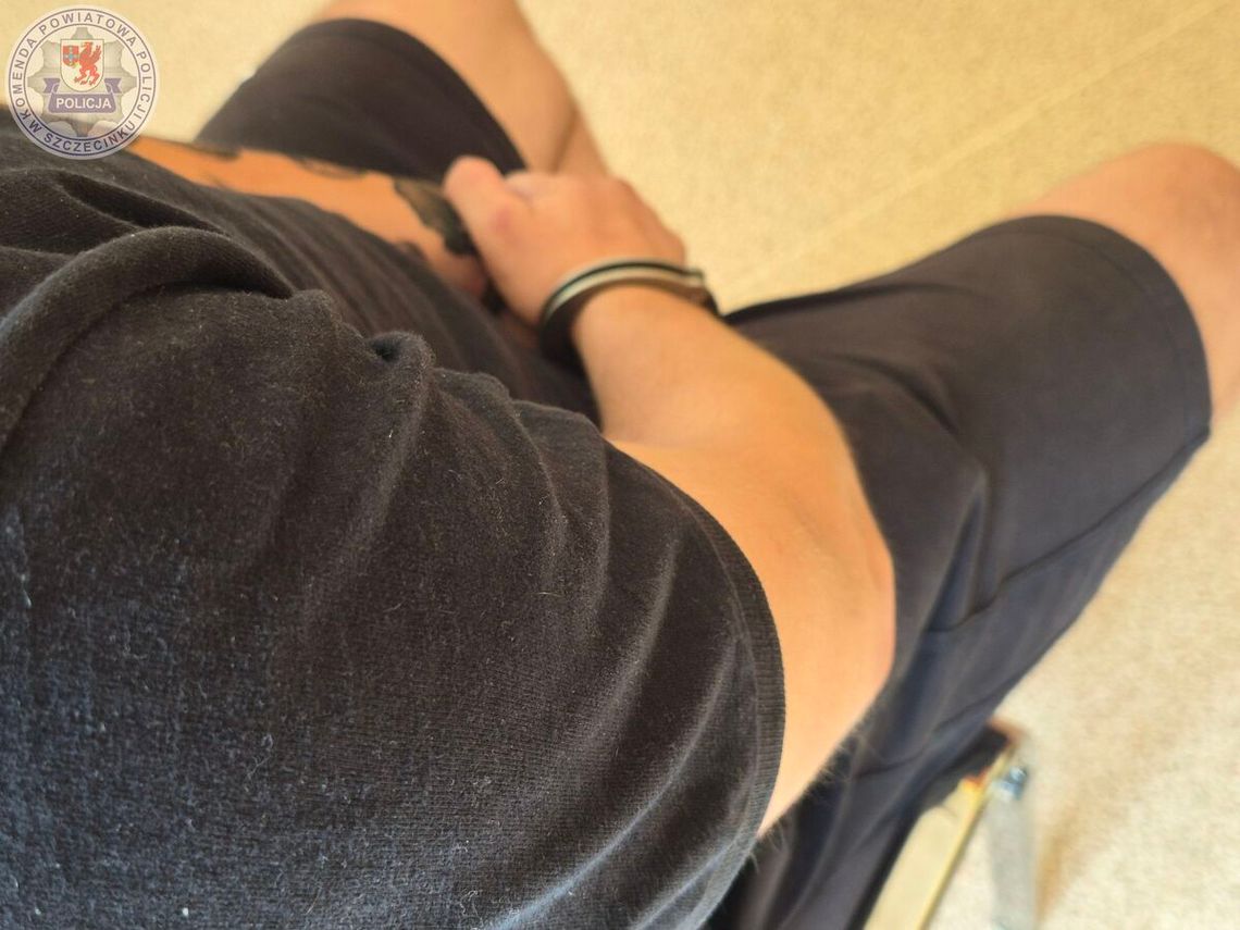 Przez kilka kilometrów uciekał policji. W aucie i mieszkaniu miał blisko 1,5 kg narkotyków Przez kilka kilometrów uciekał policji. W aucie i mieszkaniu miał blisko 1,5 kg narkotyków