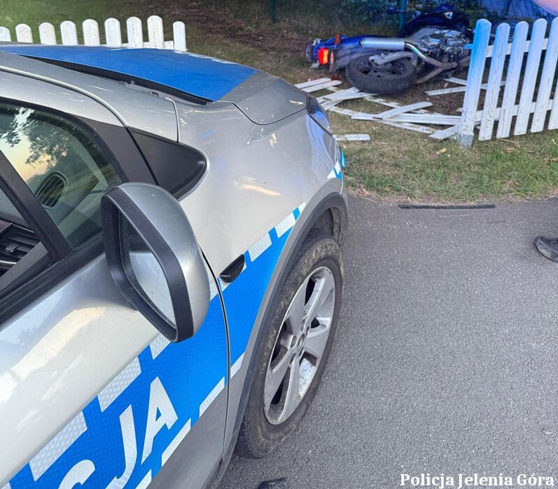 Przez kilka kilometrów uciekał policji, w końcu zahaczył motocyklem o płot. Jechał po narkotykach