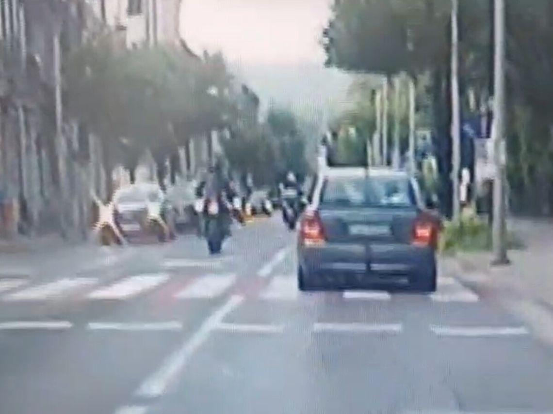 Przez miasto na jednym kole. Motocyklista stracił prawko i musi płacić