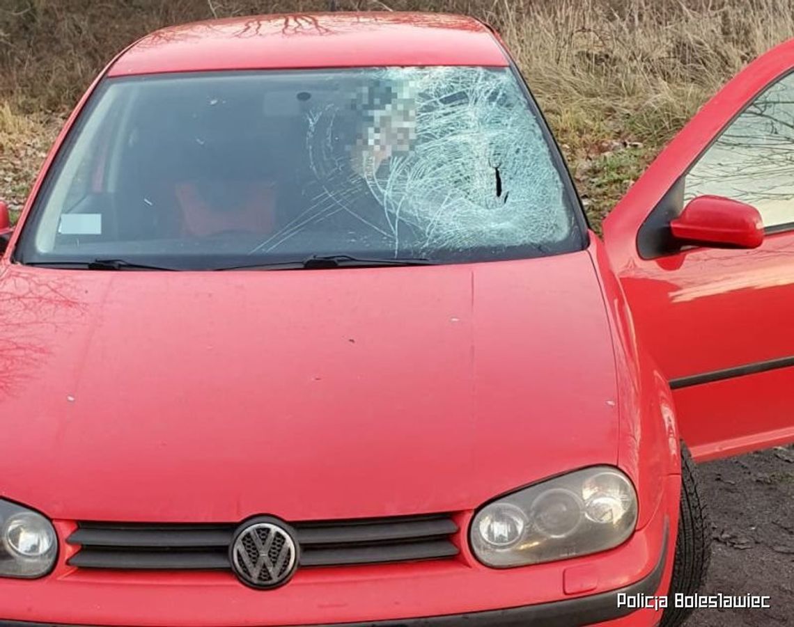 Przez rozbitą szybę nie było widać prawie nic. 26-latek jeździł tak do spotkania z policją