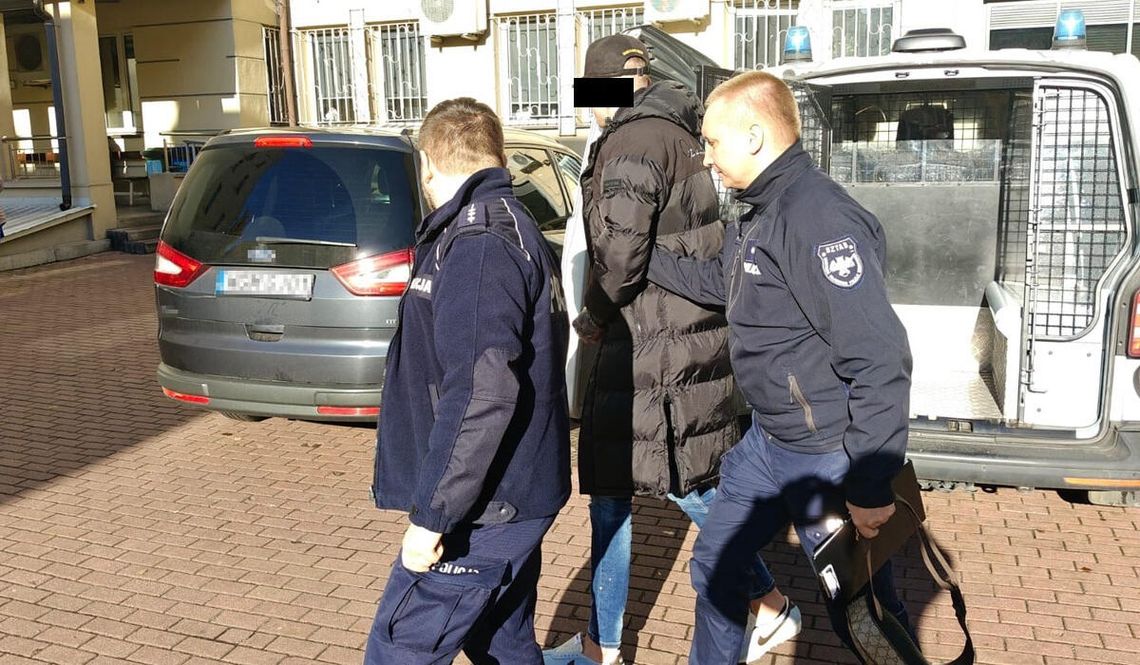 Przez trzy lata ukrywał się przed policjantami. Wpadł przez przyciemnione szyby w mercedesie Przez trzy lata ukrywał się przed policjantami. Wpadł przez przyciemnione szyby w mercedesie