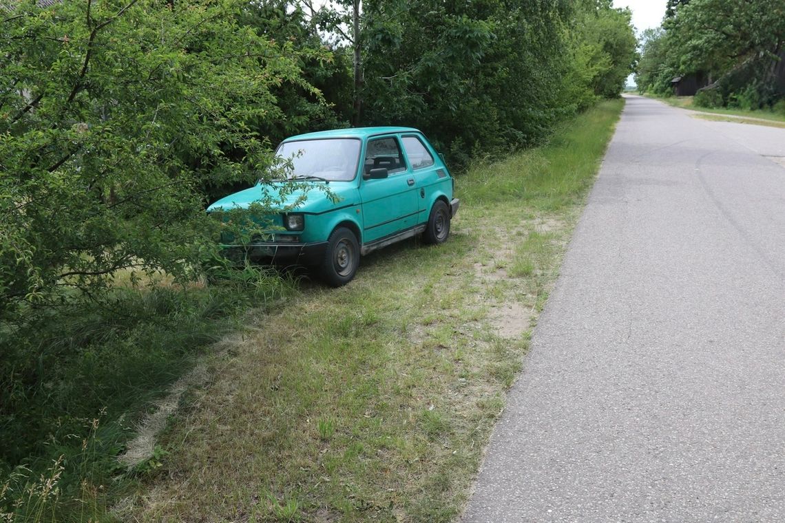 Przy maluchu leżał pijany w trupa pasażer. Kierowca zdołał dojść do ogrodzenia i tam zaległ