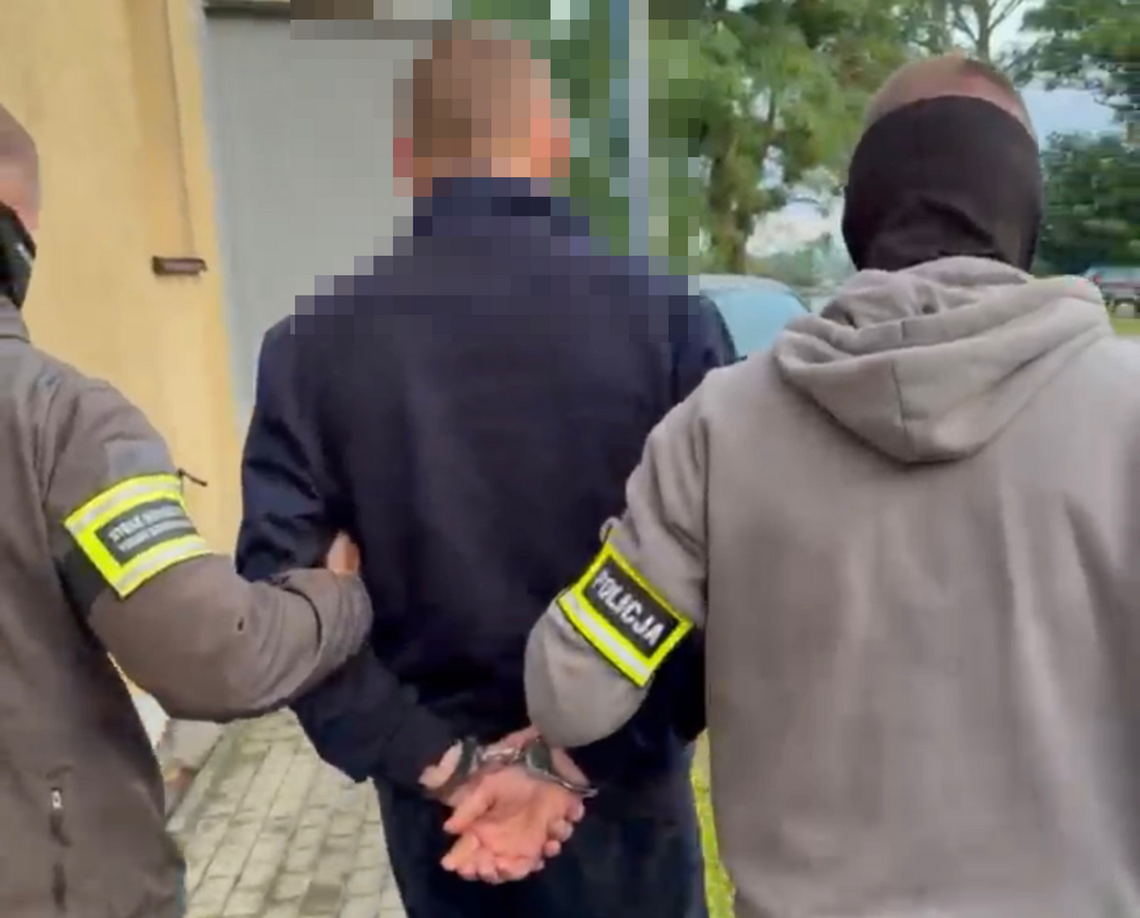 Przy sobie miał niewielką ilość narkotyków. Kolejne odkrycie zaskoczyło funkcjonariuszy Przy sobie miał niewielką ilość narkotyków. Kolejne odkrycie zaskoczyło funkcjonariuszy