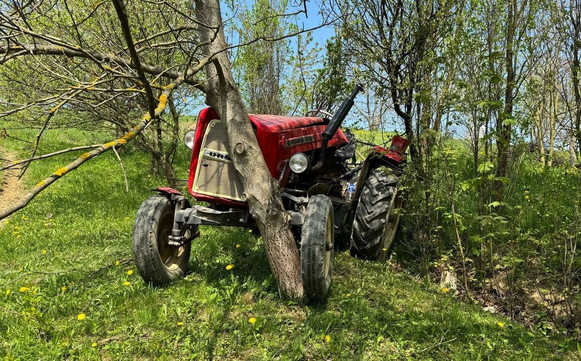 Przy włączonym silniku naprawiał ciągnik. Maszyna ruszyła, przygniatając traktorzystę