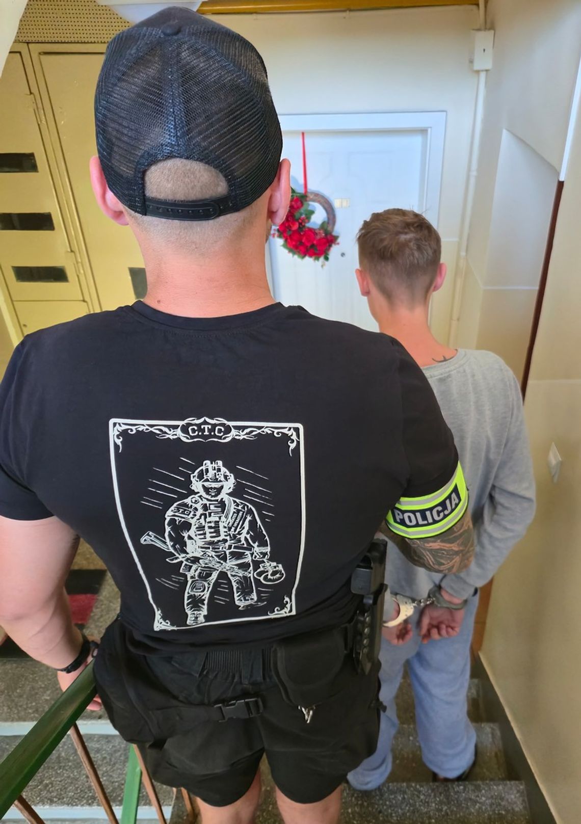 Udawał, że szuka pierścionka dla ukochanej. Uciekł z całą tacą biżuterii