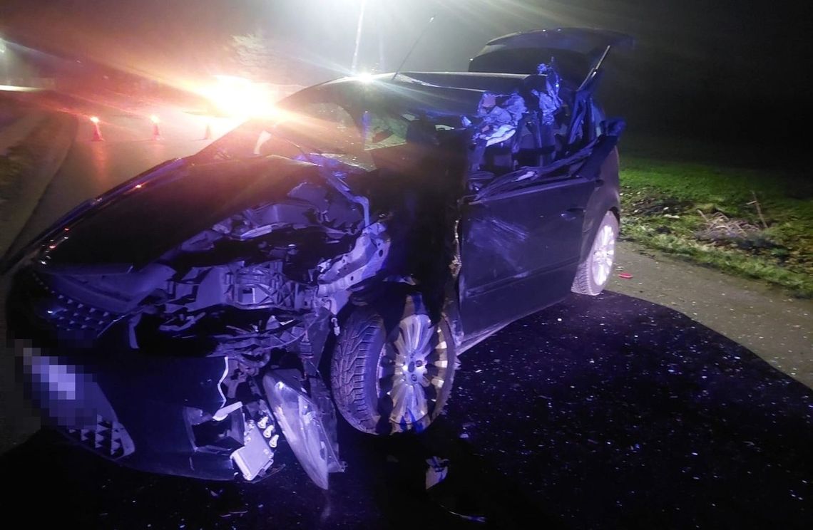 Przyczepa odpięła się z ciągnika i zaczęła sama staczać się po drodze. Doszło do zderzenia z osobówką Przyczepa odpięła się z ciągnika i zaczęła sama staczać się po drodze. Doszło do zderzenia z osobówką