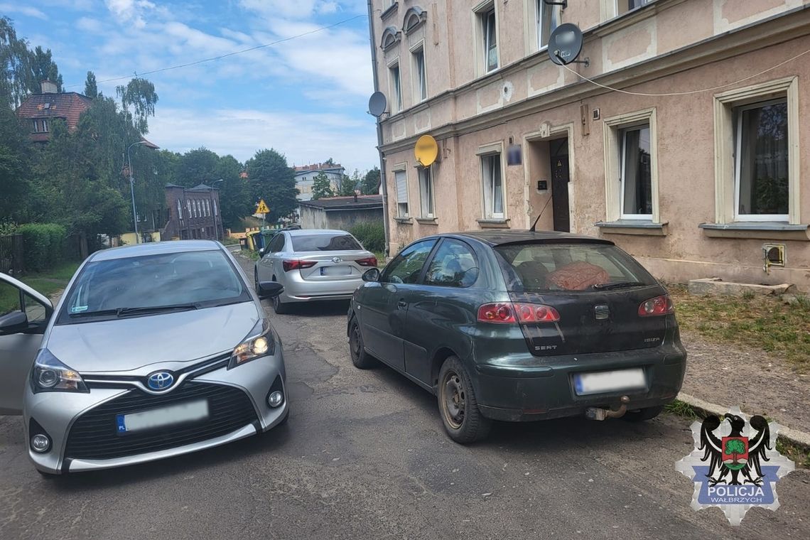 Przyjechał autem na komisariat tłumaczyć się z... jazdy na zakazie. Potem uciekał przed policjantami