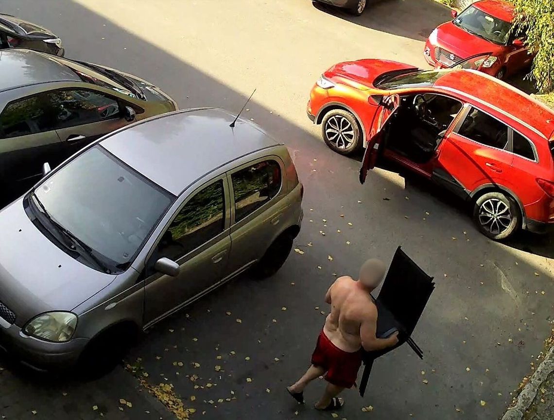 Przyjechał autem pod lokal i zaczął wynosić krzesła. Nikt nie zorientował się, że to złodziej