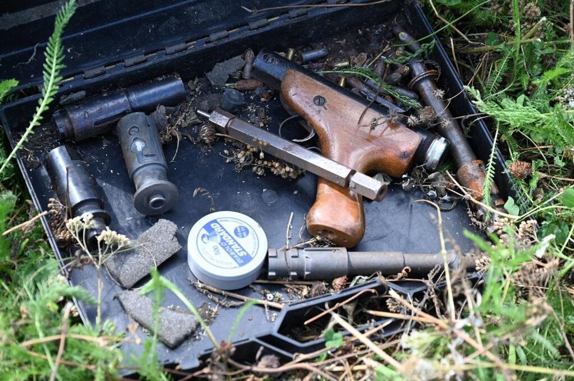Przyjechał na lotnisko po rodzinę, zgubił bagaż z pistoletem. Teraz będzie tłumaczył się w sądzie Przyjechał na lotnisko po rodzinę, zgubił bagaż z pistoletem. Teraz będzie tłumaczył się w sądzie